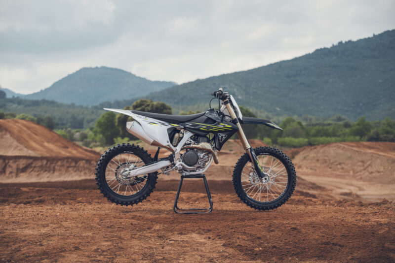 motocicleta offroad pe teren accidentat in zona montana