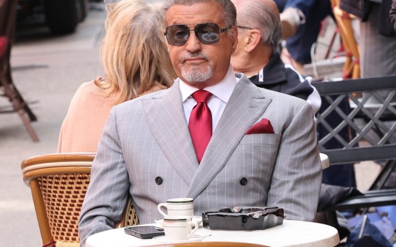 Sylvester Stallone în timp ce filmează o scenă din Tulsa King