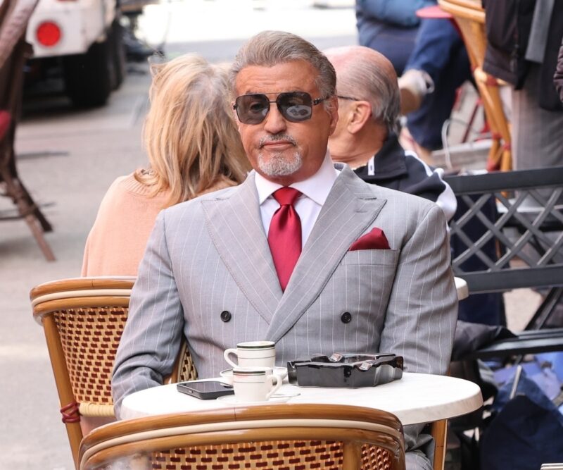 Sylvester Stallone în timp ce filmează o scenă din Tulsa King