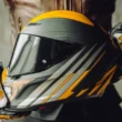 casca moto de culoare aurie si gri