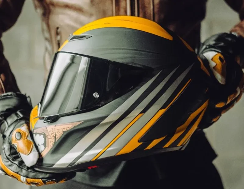 casca moto de culoare aurie si gri