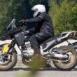 motocicleta enduro in teste