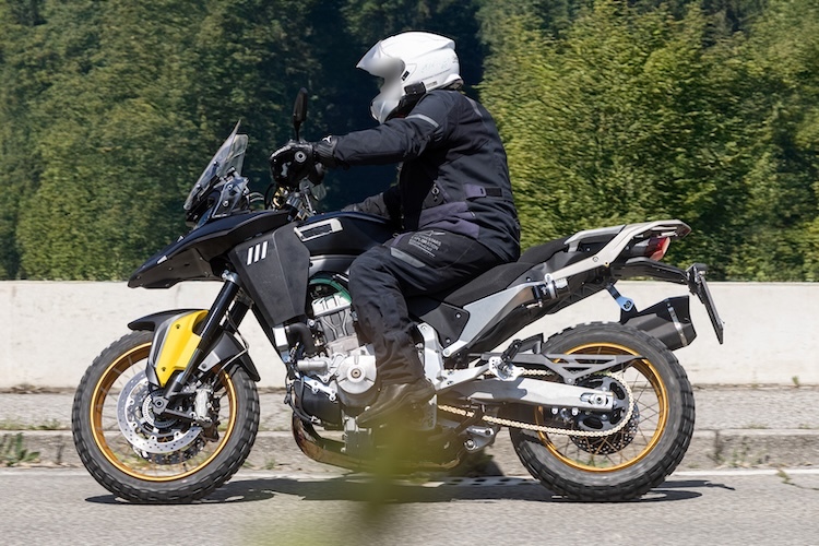 motocicleta enduro in teste