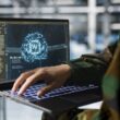 un militar foloseste un sistem ai