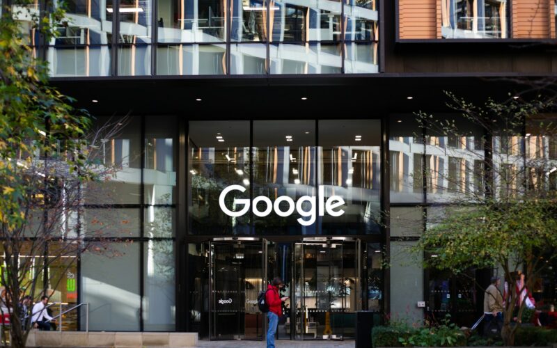 Google elimină subtil obiectivul de net zero emisii de carbon de pe site-ul său web dedicat sustenabilității, pe fondul dezvoltării rapide a centrelor de date AI, mari consumatoare de energie