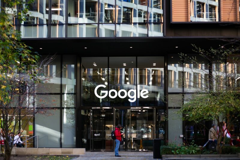 Google elimină subtil obiectivul de net zero emisii de carbon de pe site-ul său web dedicat sustenabilității, pe fondul dezvoltării rapide a centrelor de date AI, mari consumatoare de energie