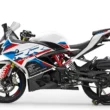 motocicleta sportiva de la bmw tricolora pe stand si fundal alb