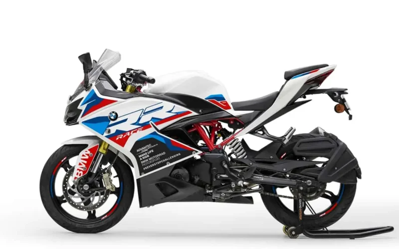 motocicleta sportiva de la bmw tricolora pe stand si fundal alb