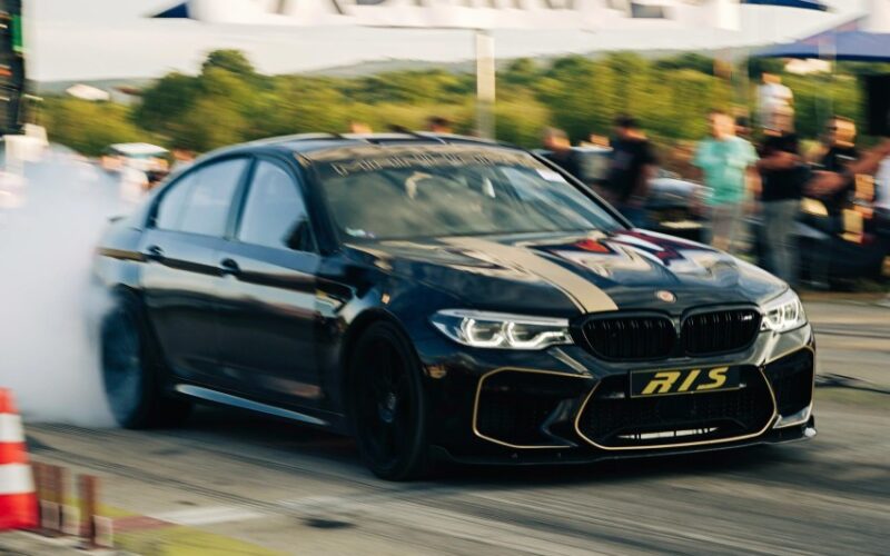 masina la o competitie de drag racing
