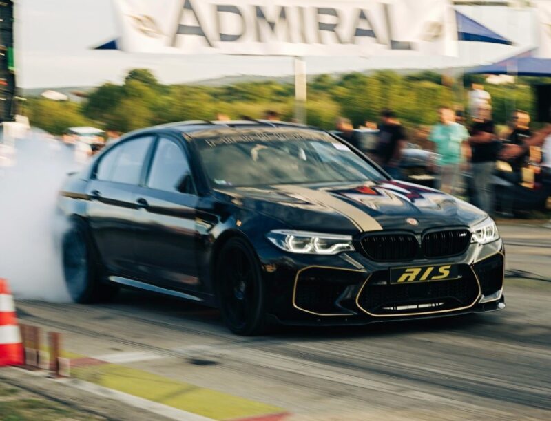 masina la o competitie de drag racing