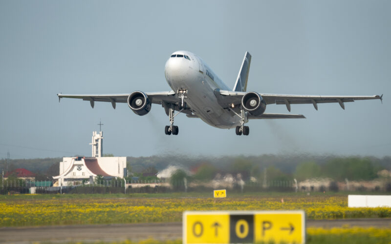 avion care aterizeaza pe pista aeroportului Otopeni