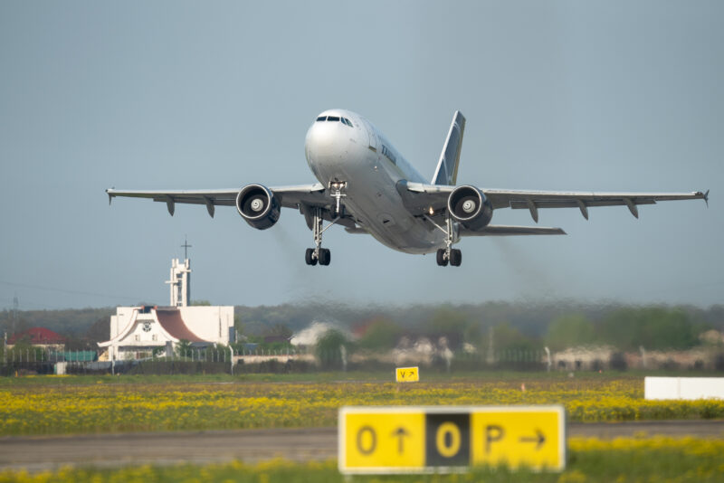 avion care aterizeaza pe pista aeroportului Otopeni