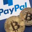 logo-ul paypal impreuna cu simbolul criptomonedelor