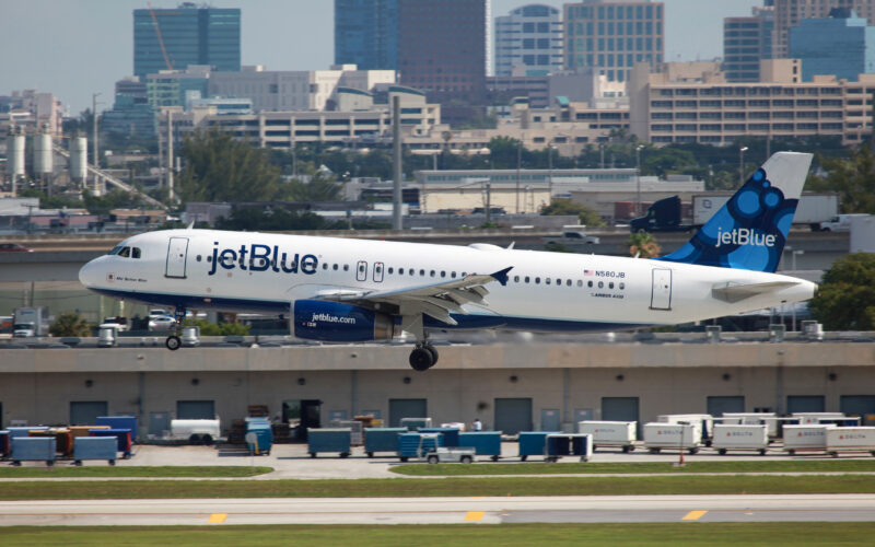 avion al jetblue airways in proces de aterizare