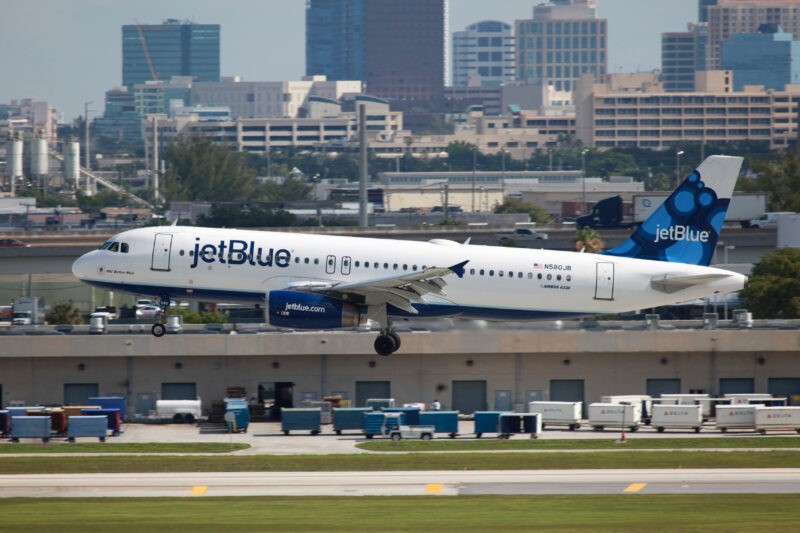 avion al jetblue airways in proces de aterizare