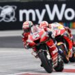 motocileta motogp de culoare rosie de la ducati pe circuit