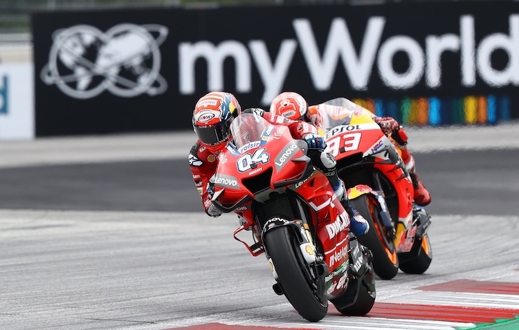 motocileta motogp de culoare rosie de la ducati pe circuit