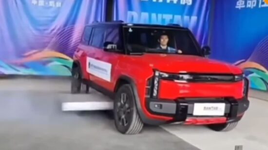 baterie ejectata de sub masina