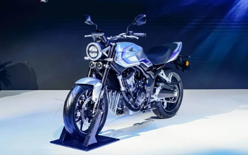 motocicleta aspect retro clasic pe scena de prezentare