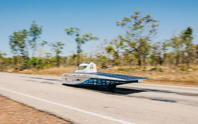 Mașină solară traversează deșertul Australiei