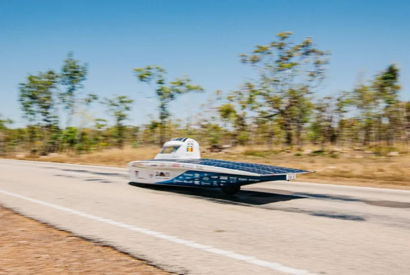 Mașină solară traversează deșertul Australiei