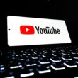 Aplicatie Youtube pe un telefon
