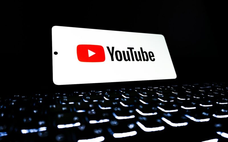 Aplicatie Youtube pe un telefon