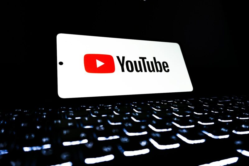 Aplicatie Youtube pe un telefon