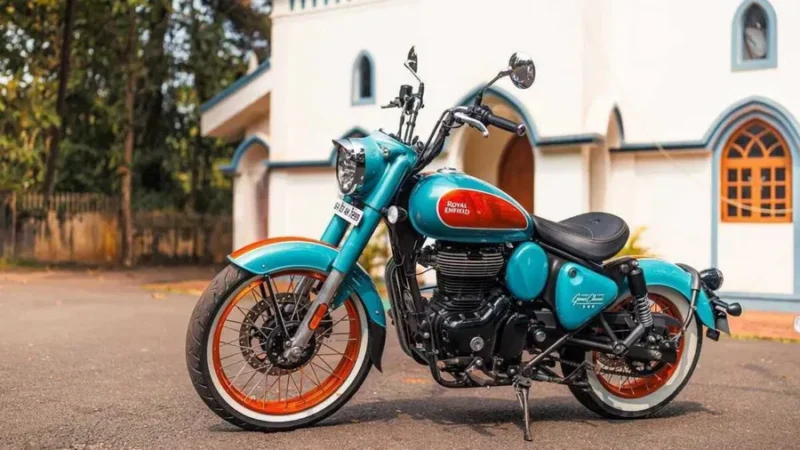 motocicleta royal enfield de culoare albastra in fata unei claridi