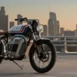 motocicleta electrica in stil retro cu un zgarienori in fundal