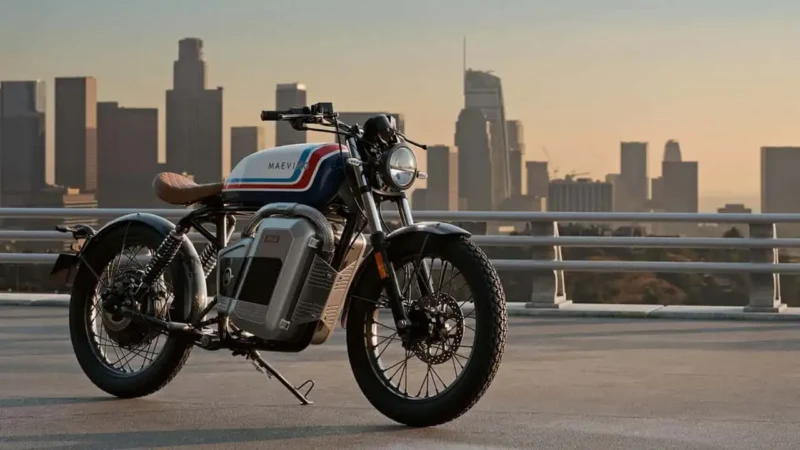 motocicleta electrica in stil retro cu un zgarienori in fundal