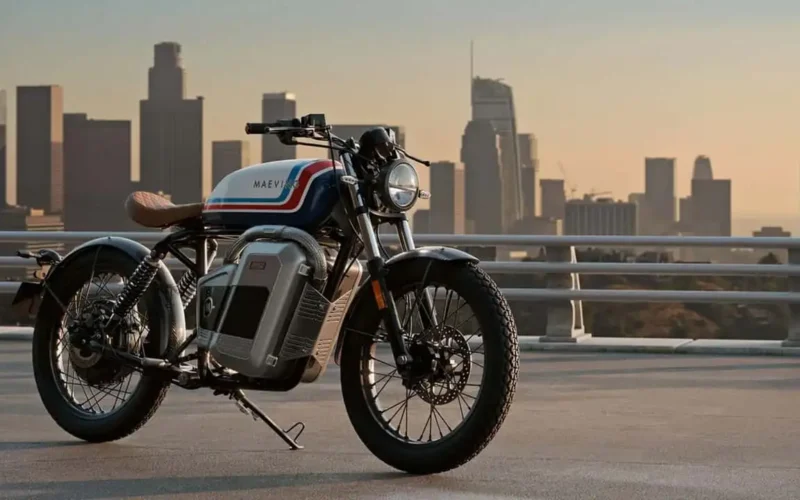 motocicleta electrica in stil retro cu un zgarienori in fundal