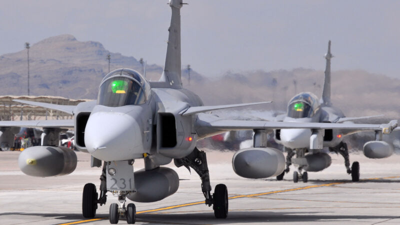 jas 39 gripen pe pista