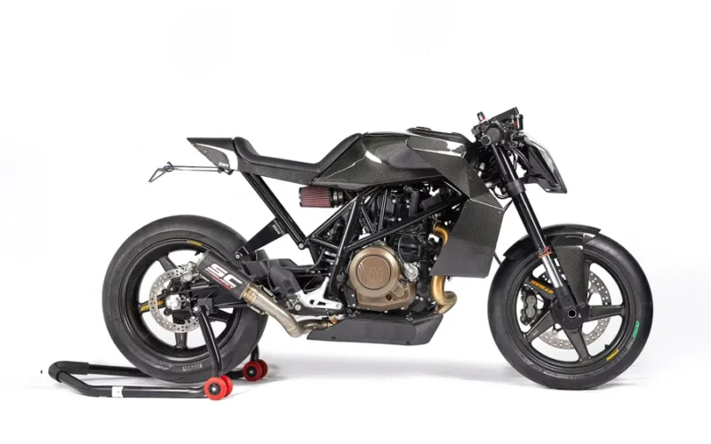 motocicleta custom ne culoare neagra