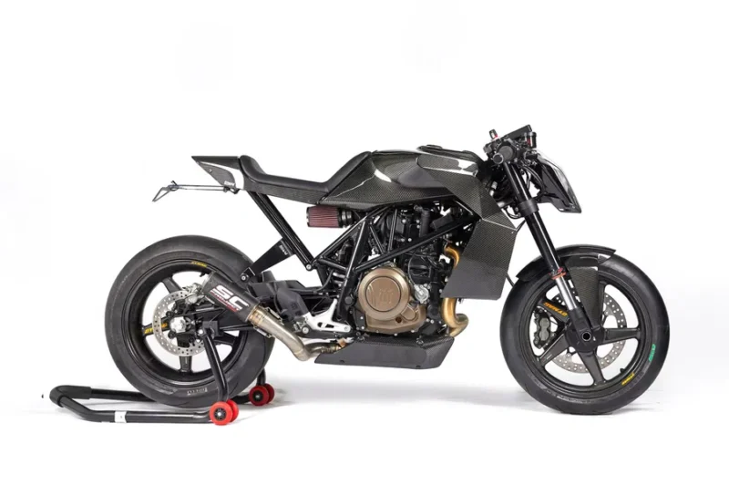 motocicleta custom ne culoare neagra