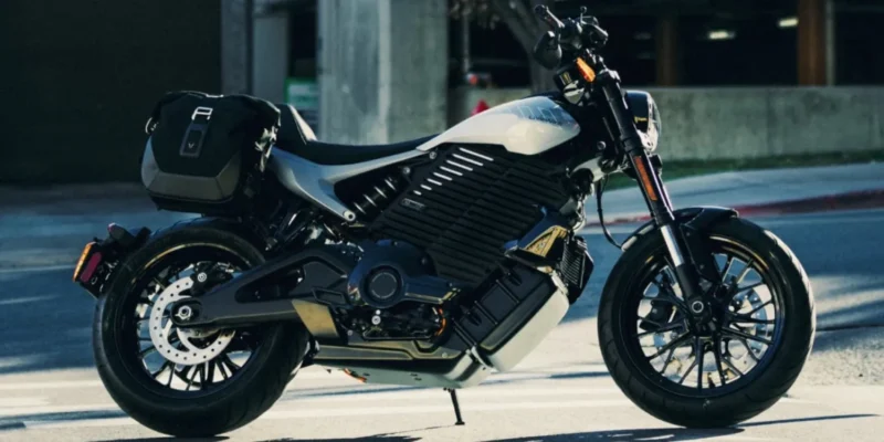 motocicleta electrica fotografiata pe strada in fata unei cladiri