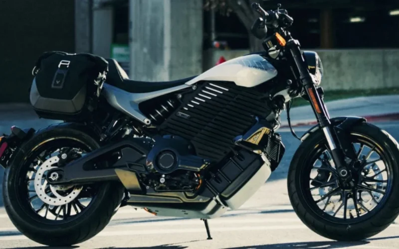 motocicleta electrica fotografiata pe strada in fata unei cladiri