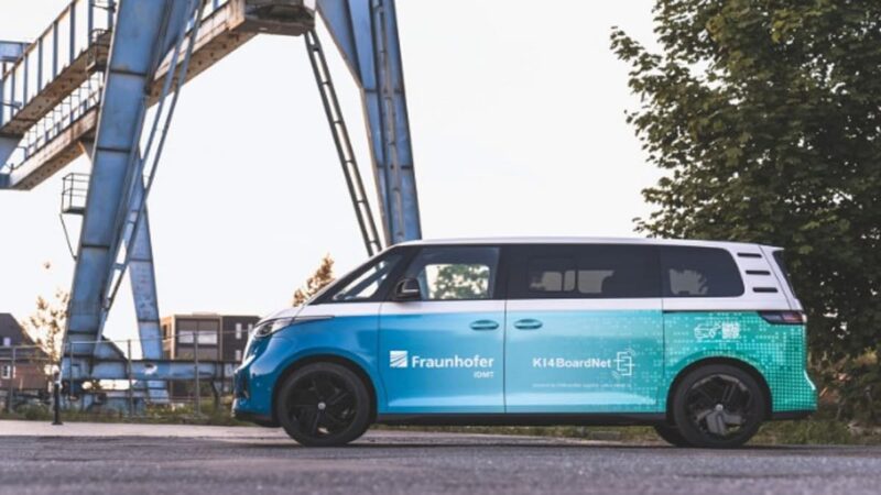 masina autonoma capabila sa auda traficul