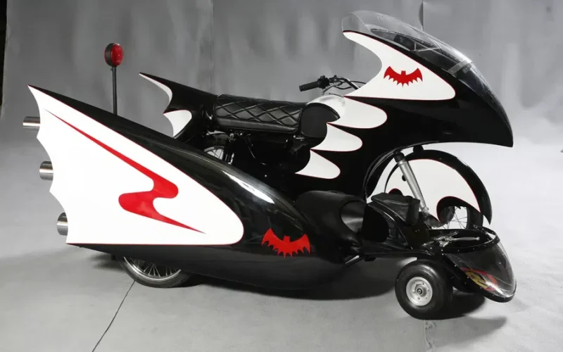 motociclete custom made alb negru care imita un liliac
