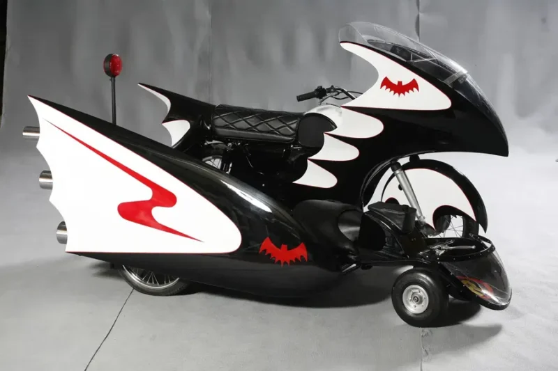 motociclete custom made alb negru care imita un liliac