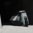 scuter futurist de culoare gri intr-un context futuristic