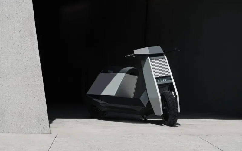 scuter futurist de culoare gri intr-un context futuristic