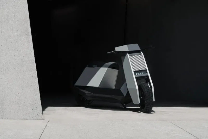 scuter futurist de culoare gri intr-un context futuristic