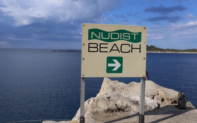 semn plaja nudisti