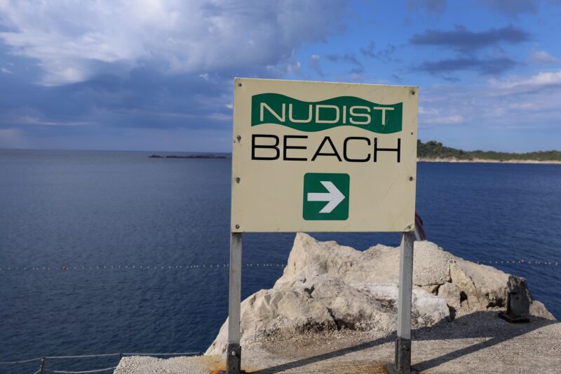 semn plaja nudisti