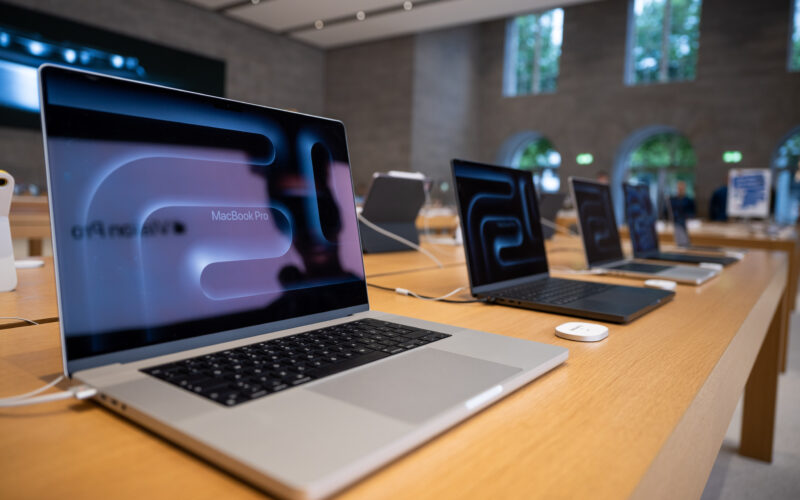 un apple macbook pro expus in magazin