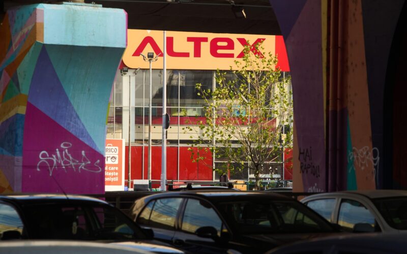 fatada unui magazin altex din bucuresti