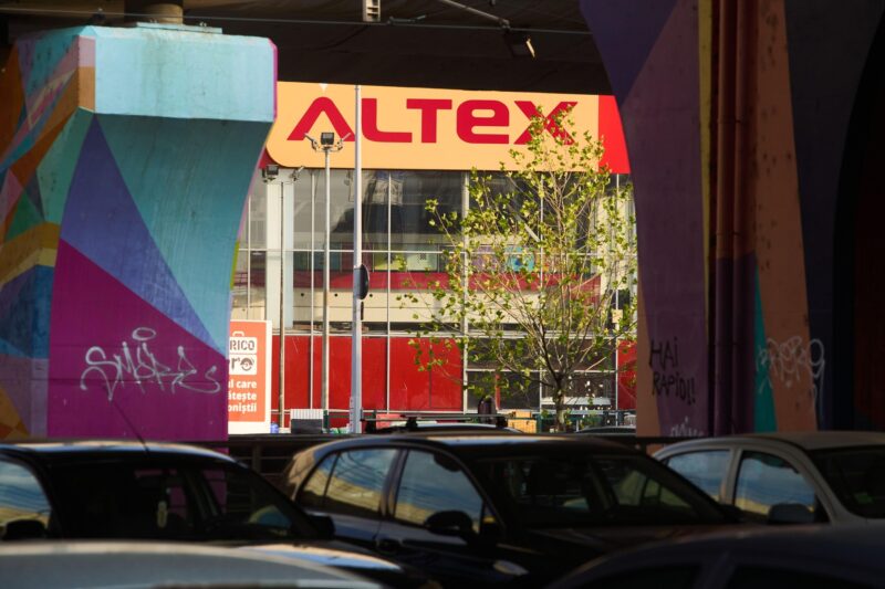 fatada unui magazin altex din bucuresti