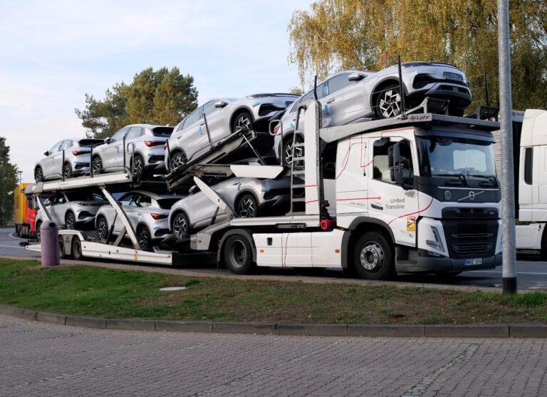 Mașini chinezești pe platformă