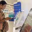 sistem de self check-in pe un aeroport folosit de o femeie